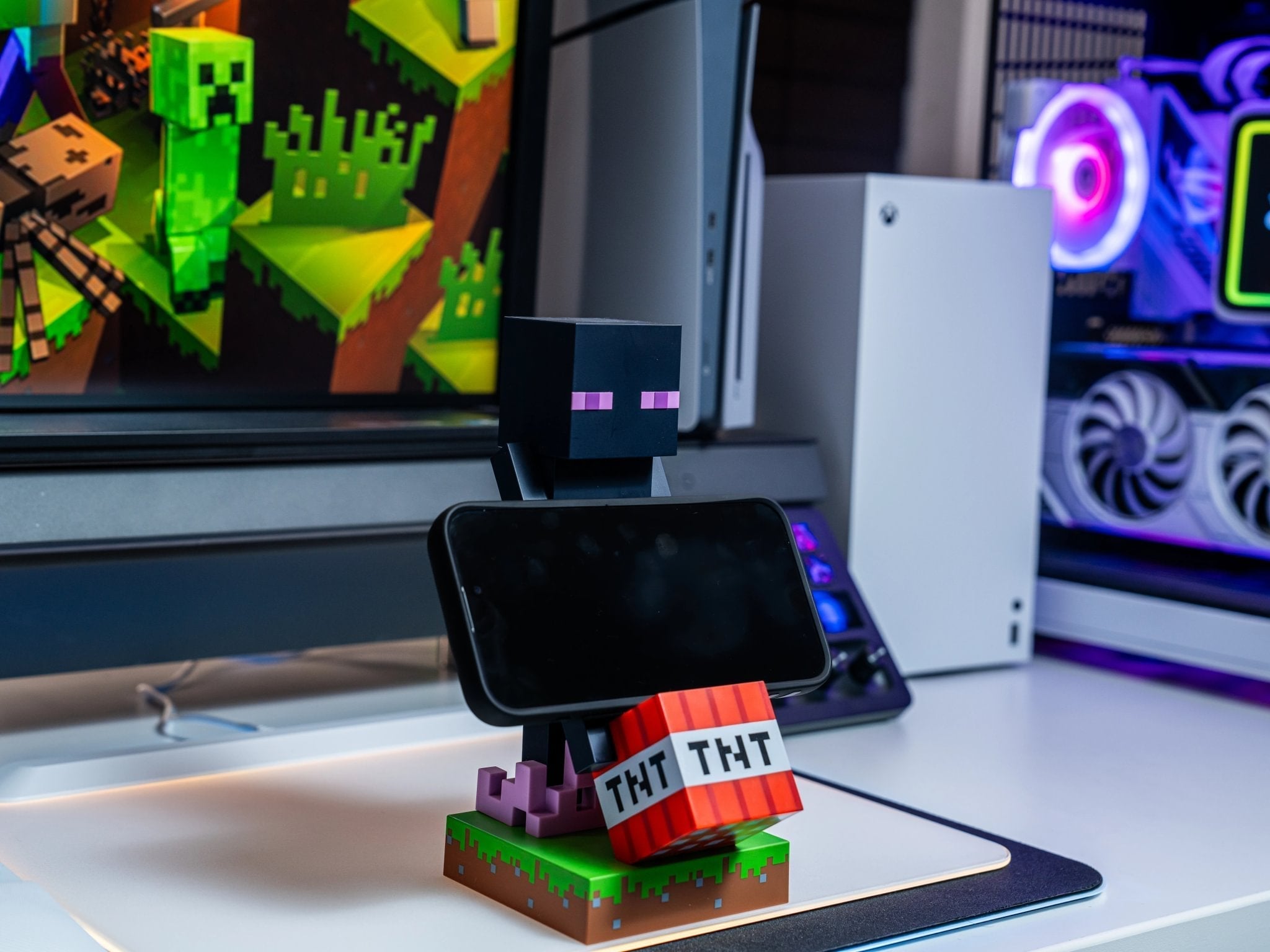 Cableguys Fortnite Fishsticks Controller Halter & Handy Ständer - Gaming Zubehör für Zimmer und Cableguys Fortnite Fishsticks Controller Halter & Handy Ständer - Gaming Zubehör für Zimmer und