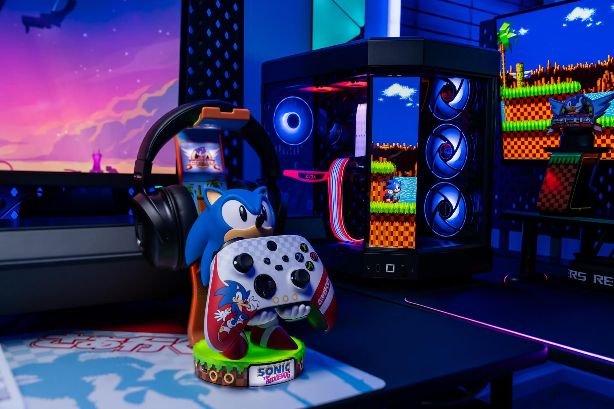 SEGA: Sonic Cable Guys Deluxe Light Up Controller, Headphone and Phone Stand - EXG Pro